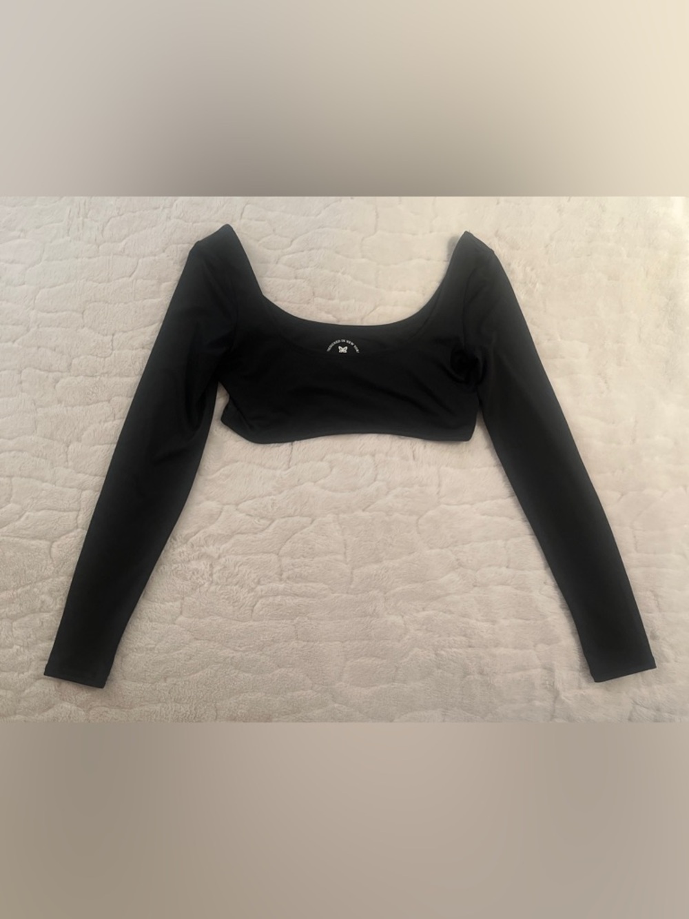 Find me now second skin long-sleeve crop top features a scoop neck size M